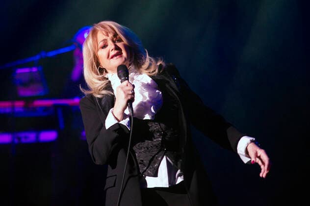 Bonnie Tyler live bei einem Konzert ihrer Celebrating 70 Years Birthday -Tour im Friedrichstadt-Palast. Berlin, 25.04.2022