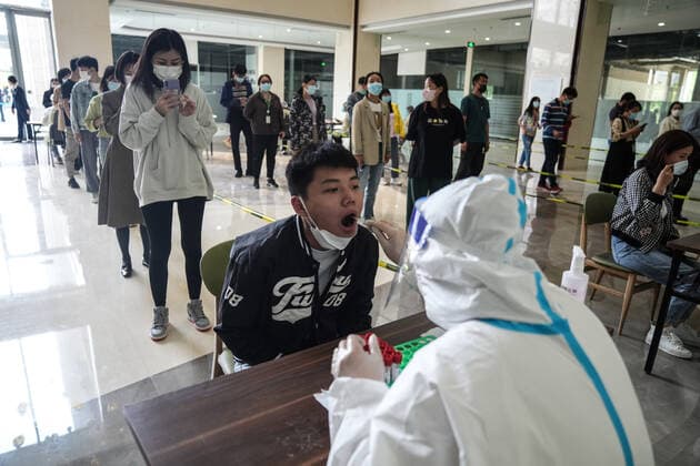 (220426) -- BEIJING, April 26, 2022 -- A medical worker takes a swab sample from a citizen at a nucleic acid testing site during a mass testing for COVID-19 in Beijing Economic-Technological Development Area, Beijing, capital of China, April 26, 2022. Beijing will conduct three rounds of nucleic acid testing in 11 areas from Tuesday to Saturday in efforts to curb the risk of COVID-19, local authorities said at a press conference Monday. The testing will cover people in the districts of Xicheng, Dongcheng, Haidian, Fengtai, Shijingshan, Fangshan, Tongzhou, Shunyi, Changping, Daxing and Beijing Economic-Technological Development Area, said Xu Hejian, spokesperson of the municipal government of Beijing. ) CHINA-BEIJING-COVID-19-NUCLEIC A 