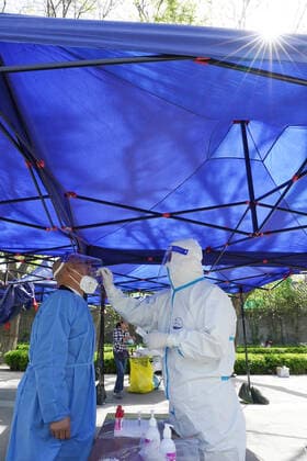 (220426) -- BEIJING, April 26, 2022 -- A medical worker takes a swab sample from a citizen at a nucleic acid testing site during a mass testing for COVID-19 in Dongcheng District, Beijing, capital of China, April 26, 2022. Beijing will conduct three rounds of nucleic acid testing in 11 areas from Tuesday to Saturday in efforts to curb the risk of COVID-19, local authorities said at a press conference Monday. The testing will cover people in the districts of Xicheng, Dongcheng, Haidian, Fengtai, Shijingshan, Fangshan, Tongzhou, Shunyi, Changping, Daxing and Beijing Economic-Technological Development Area, said Xu Hejian, spokesperson of the municipal government of Beijing. ) CHINA-BEIJING-COVID-19-NUCLEIC ACID TEST-EXPANSION (CN) JuxHu 