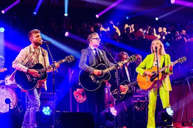 2022-04-26 20:26:44 ROTTERDAM - Sanne & Freek with Guus Meeuwis during the first show of De Vrienden van Amstel LIVE 2022. ANP KIPPA LEVIN DEN BOER netherlands out - belgium out