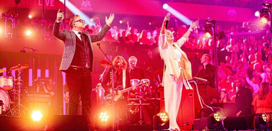 2022-04-26 20:23:39 ROTTERDAM - Guus Meeuwis with Miss Montreal during the first show of De Vrienden van Amstel LIVE 2022. ANP KIPPA LEVIN DEN BOER netherlands out - belgium out
