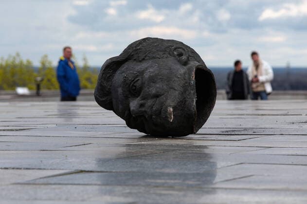 Bilder des Jahres 2022, News 04 April News Themen der Woche KW17 News Bilder des Tages Ukraine-Konflikt, Denkmal der Völkerfreundschaft in Kiew wird demontiert KYIV, UKRAINE - APRIL 26, 2022 - The dismantling of the bronze sculpture of two workers installed in the center of Kyiv in 1982 to celebrate the reunification of Ukraine and russia . Head of the russian worker fell off in the process, Kyiv, capital of Ukraine Bronze sculpture of two workers dismantled under Arch of Friendship of Nations in Kyiv  Copyright: xHennadiixMinchenkox