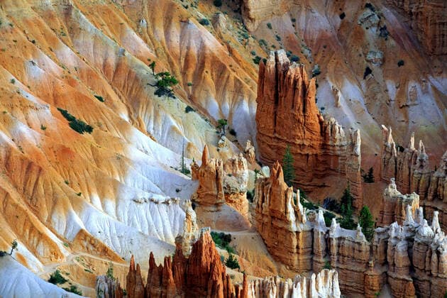 IMAGO Nature: Unsere Erde, Naturschutz, Naturschutzgebiete in Nordamerika Felsformationen und Hoodoos im Bryce Canyon bei Sonnenaufgang, Bryce Point, USA, Utah, Bryce Canyon Nationalpark rock formations and hoodoos of the Bryce Canyon at sunrise, Bryce Point, USA, Utah, Bryce Canyon National Park BLWS666049 *** Rock formations and hoodoos of Bryce Canyon at sunrise, Bryce Point, USA, Utah, Bryce Canyon National Park rock formations and hoodoos of the Bryce Canyon at sunrise, Bryce Point, USA, Utah, Bryce Canyon National Park BLWS666049 Copyright: xblickwinkel McPHOTO I.xSchulzx