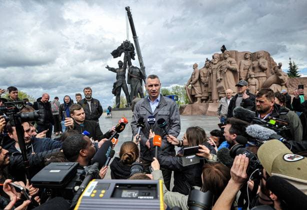 Ukraine-Krieg, Jahrestag der Invasion, Chronologie der Ereignisse, Archivbilder Bilder des Jahres 2022, News 04 April News Themen der Woche KW17 News Bilder des Tages April 26, 2022, Kyiv, Ukraine: Kyiv s mayor Vitali Klitschko speaks with the media near the Soviet monument to Ukrainian-Russian friendship, which was erected in 1982 as a symbol of the reunification of Ukraine and Russia, amid Russia invasion of Ukraine. Following the escalation of the Russia-Ukraine war, Kyiv s mayor Vitaliy Klitschko announced on 25 April 20222, that the sculpture component of the monument would be removed and the giant arch above the workers would be renamed. Kyiv Ukraine - ZUMAs197 20220426_zaa_s197_144 Copyright: xSergeixChuzavkovx