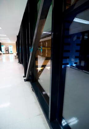 IMAGO Creative: Dichotomien, Reflexionen - Architektur Hospital waiting roomÃ¯Â¿Â½s picture from Spain, Europe. , 899772.jpg, architecture, modern, design, business, building, glass, white, city, architect, structure, perspective, roof, color, reflection, center, construction, light, floor, house, built, corporate, bright, window, steel, hospital, medical, room, health, medicine, surgery, emergency, professional, patient, clinic, treatment, work, laboratory, corridor, disease, technology, nurse, lab, sterile,