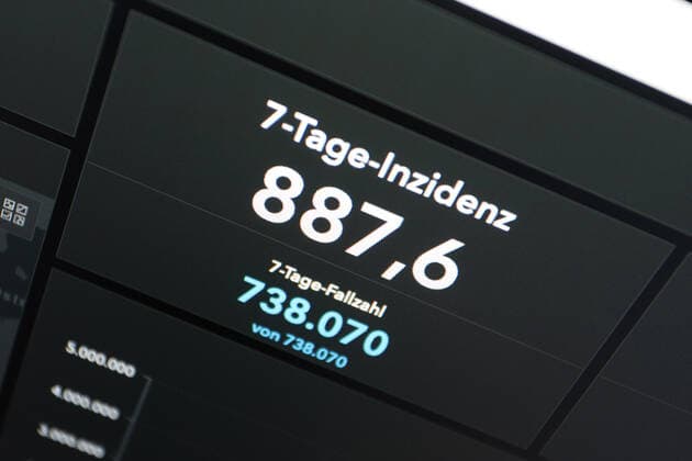 Dashboard des RKI, die 7-Tage-Inzidenz liegt nun bei 887,6 7-Tage-Inzidenz, Dashboard des RKI auf einem Monitor am 27.04.2022 in Siegen Deutschland.