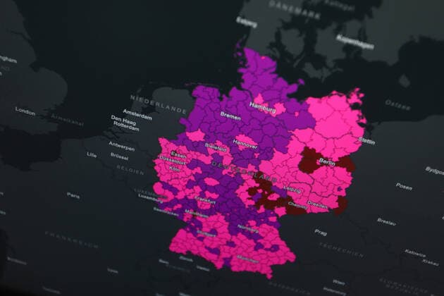 Dashboard des RKI, die 7-Tage-Inzidenz liegt nun bei 887,6 7-Tage-Inzidenz, Dashboard des RKI auf einem Monitor am 27.04.2022 in Siegen Deutschland.