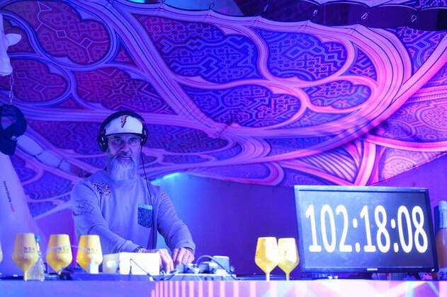 Bilder des Jahres 2022, Entertainment 04 April Entertainment Themen der Woche KW17 Entertainment Bilder des Tages Faber Moreira DJ Attempts To Break The Guinness World Record For The Longest DJ Set In History Without Interruption The Italian DJ Faber Moreira tries to break the record for the longest DJ set ever without interruption in Saluzzo, at the Caserma Musso in Italy on April 27, 2022. To break the record Faber Moreira will have to put records and mix music for at least 200 hours without interruption Saluzzo Piedmont Cuneo Italy  Copyright: xAlbertoxGandolfox originalFilename: gandolfo-fabermor220426_npEDI.jpg