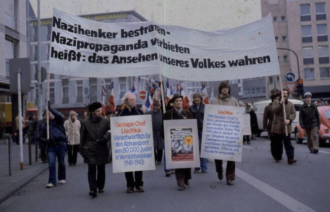 Orte und Ereignisse im Jahr 1977-80 Düsseldorf. Protest beim LG Düsseldorf. Franzosen und Deutsche bei Demo zum Lischkaprozeß. ca. 1980 NRW *** Places and events in 1977 80 Düsseldorf Protest at Düsseldorf Regional Court French and Germans at demo on Lischka trial ca 1980 NRW
