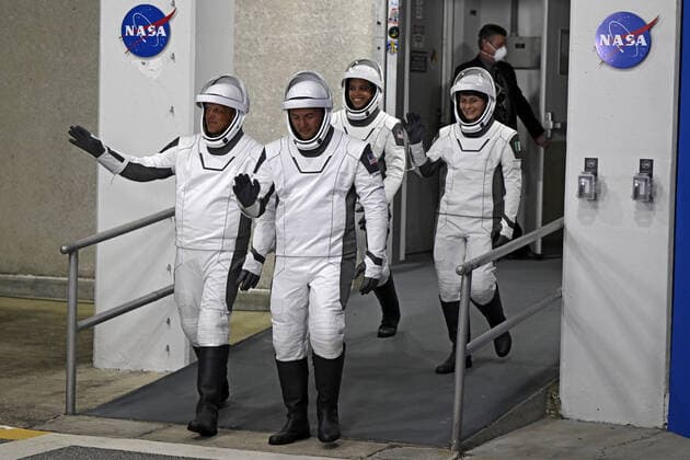 Bilder des Jahres 2022, News 04 April News Themen der Woche KW17 News Bilder des Tages SpaceX NASA Crew-4 members Robert Hines and Kjell Lindgren (front l r), Jessica Watkins and Samantha Cristoforetti (rear l r) walk out from the Neil Armstrong O&C Building at the Kennedy Space Center, Florida on Wednesday, April 27, 2022.  KSP20220427006 JOExMARINO