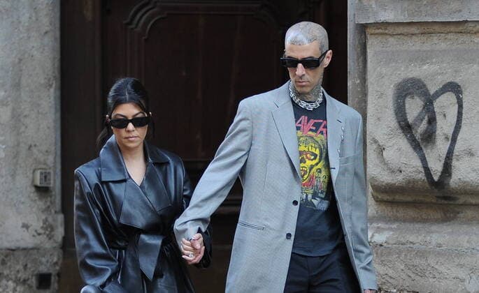 Bilder des Jahres 2022, Entertainment 04 April Entertainment Themen der Woche KW17 Entertainment Bilder des Tages Milan, 27-04-2022 Kourtney Kardashian and her husband Travis Barker, after their wedding on 5 April in LAS VEGAS in a private ceremony inside a wedding chapel a few hours from the Grammy Awards and without the presence of any photographer , if not their staff and some members of security. Here they are surprised walking through the streets of the center, with some bodyguard in tow, holding tenderly hand in hand for the whole walk, until they reach the hotel where they are staying.  Copyright: xMimmoxCarrierox xipa-agency.netx xMIMMOxCARRIEROx