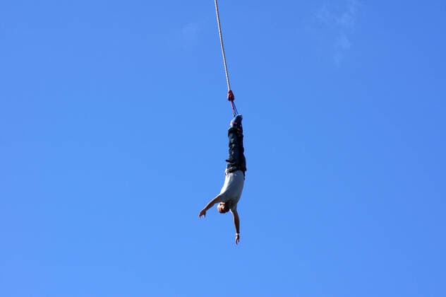 IMAGO Creative: Sport Dichotomien - Land und Wasser LONDON - SEPTEMBER 25: Bungee Jumper At The Rat Race Urban Adventure Event September 25th, 2010 By City Hall London, England , 1215292.jpg, sport, sporting, recreation, recreational, danger, dangerous, fun, exciting, exhilarating, entertainment, stunt, jump, jumping, fall, falling, bungee, adventurous, enjoyment, dangle, dangling, person, human, body, arms head, clothes, clothing, figure, figurative, pose, posing, action, move, movement, motion, event, adrenalin, freefall, extreme, blue, sky, rope, cord, connection, connect, connected,