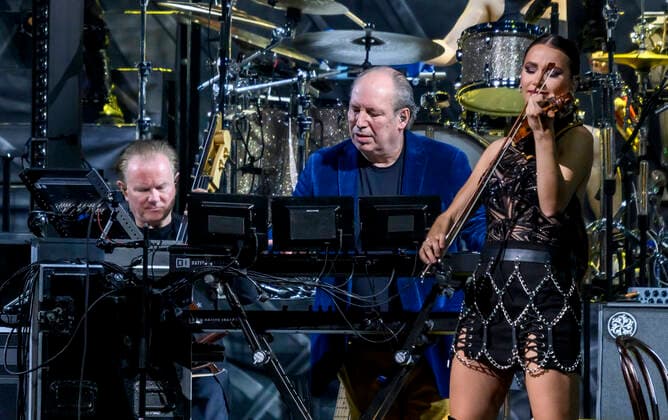 Den tyske Oscar-, Grammy- og Golden Globe-vindende komponist Hans Zimmer iklaedt Ukraines farver og sit delvist ukrainske orkester paa scenen i Royal Arena onsdag den 27. april 2022. Hans Zimmer har lavet musik til mere end 200 projekter, der sammenlagt har indtjent taet paa svimlende 200 mia. kr.. , Copenhagen Copyright: TorbenxChristensen TorbenxChristensenx COP10686 spdk20220428-010027-L