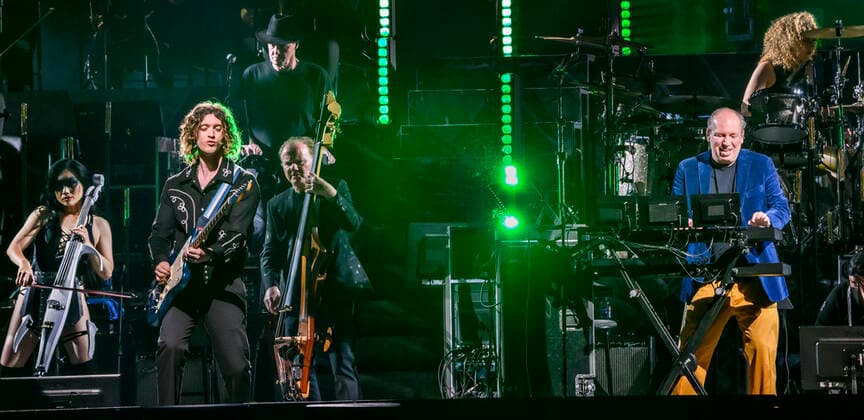 Den tyske Oscar-, Grammy- og Golden Globe-vindende komponist Hans Zimmer iklaedt Ukraines farver og sit delvist ukrainske orkester paa scenen i Royal Arena onsdag den 27. april 2022. Hans Zimmer har lavet musik til mere end 200 projekter, der sammenlagt har indtjent taet paa svimlende 200 mia. kr.. , Copenhagen Copyright: TorbenxChristensen TorbenxChristensenx COP10686 spdk20220428-010031-L