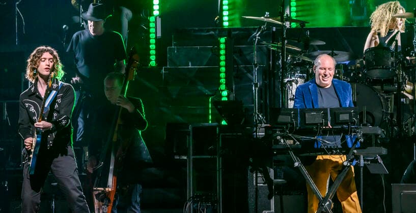 Den tyske Oscar-, Grammy- og Golden Globe-vindende komponist Hans Zimmer iklaedt Ukraines farver og sit delvist ukrainske orkester paa scenen i Royal Arena onsdag den 27. april 2022. Hans Zimmer har lavet musik til mere end 200 projekter, der sammenlagt har indtjent taet paa svimlende 200 mia. kr.. , Copenhagen Copyright: TorbenxChristensen TorbenxChristensenx COP10686 spdk20220428-010039-L