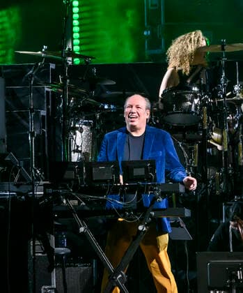 Den tyske Oscar-, Grammy- og Golden Globe-vindende komponist Hans Zimmer iklaedt Ukraines farver og sit delvist ukrainske orkester paa scenen i Royal Arena onsdag den 27. april 2022. Hans Zimmer har lavet musik til mere end 200 projekter, der sammenlagt har indtjent taet paa svimlende 200 mia. kr.. , Copenhagen Copyright: TorbenxChristensen TorbenxChristensenx COP10686 spdk20220428-010043-L