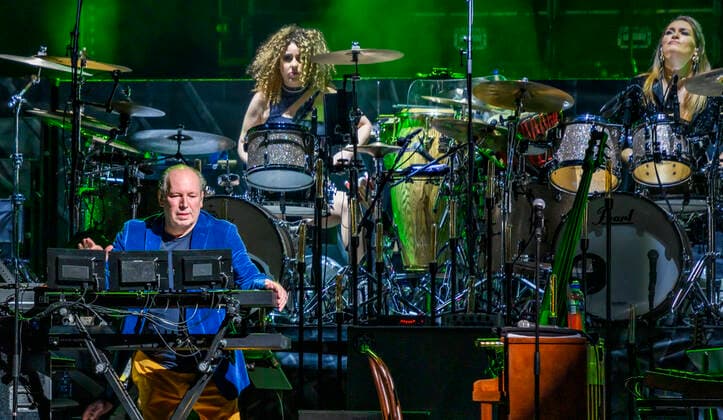 Den tyske Oscar-, Grammy- og Golden Globe-vindende komponist Hans Zimmer iklaedt Ukraines farver og sit delvist ukrainske orkester paa scenen i Royal Arena onsdag den 27. april 2022. Hans Zimmer har lavet musik til mere end 200 projekter, der sammenlagt har indtjent taet paa svimlende 200 mia. kr.. , Copenhagen Copyright: TorbenxChristensen TorbenxChristensenx COP10686 spdk20220428-010046-L