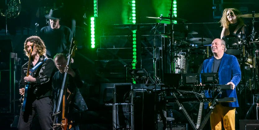 Den tyske Oscar-, Grammy- og Golden Globe-vindende komponist Hans Zimmer med sit delvist ukrainske orkester paa scenen i Royal Arena onsdag den 27. april 2022. Hans Zimmer har lavet musik til mere end 200 projekter, der sammenlagt har indtjent taet paa svimlende 200 mia. kr.. , Copenhagen Copyright: TorbenxChristensen TorbenxChristensenx COP10686 spdk20220428-010051-L