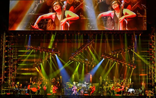 Den tyske Oscar-, Grammy- og Golden Globe-vindende komponist Hans Zimmer iklaedt Ukraines farver og sit delvist ukrainske orkester paa scenen i Royal Arena onsdag den 27. april 2022. Hans Zimmer har lavet musik til mere end 200 projekter, der sammenlagt har indtjent taet paa svimlende 200 mia. kr.. , Copenhagen Copyright: TorbenxChristensen TorbenxChristensenx COP10686 spdk20220428-010055-L