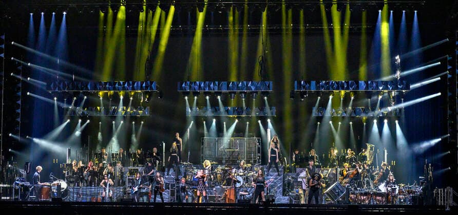 Den tyske Oscar-, Grammy- og Golden Globe-vindende komponist Hans Zimmer iklaedt Ukraines farver og sit delvist ukrainske orkester paa scenen i Royal Arena onsdag den 27. april 2022. Hans Zimmer har lavet musik til mere end 200 projekter, der sammenlagt har indtjent taet paa svimlende 200 mia. kr.. , Copenhagen Copyright: TorbenxChristensen TorbenxChristensenx COP10686 spdk20220428-010103-L