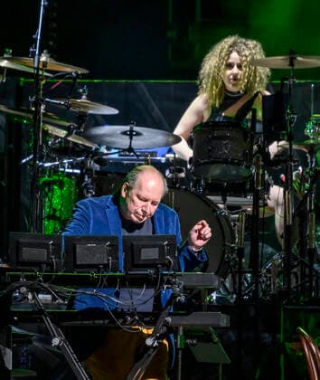 Den tyske Oscar-, Grammy- og Golden Globe-vindende komponist Hans Zimmer iklaedt Ukraines farver og sit delvist ukrainske orkester paa scenen i Royal Arena onsdag den 27. april 2022. Hans Zimmer har lavet musik til mere end 200 projekter, der sammenlagt har indtjent taet paa svimlende 200 mia. kr.. , Copenhagen Copyright: TorbenxChristensen TorbenxChristensenx COP10686 spdk20220428-010107-L