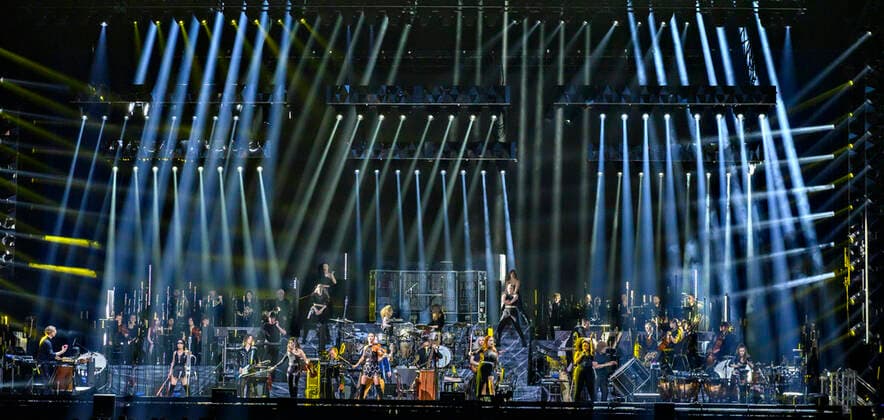 Den tyske Oscar-, Grammy- og Golden Globe-vindende komponist Hans Zimmer iklaedt Ukraines farver og sit delvist ukrainske orkester paa scenen i Royal Arena onsdag den 27. april 2022. Hans Zimmer har lavet musik til mere end 200 projekter, der sammenlagt har indtjent taet paa svimlende 200 mia. kr.. , Copenhagen Copyright: TorbenxChristensen TorbenxChristensenx COP10686 spdk20220428-010111-L