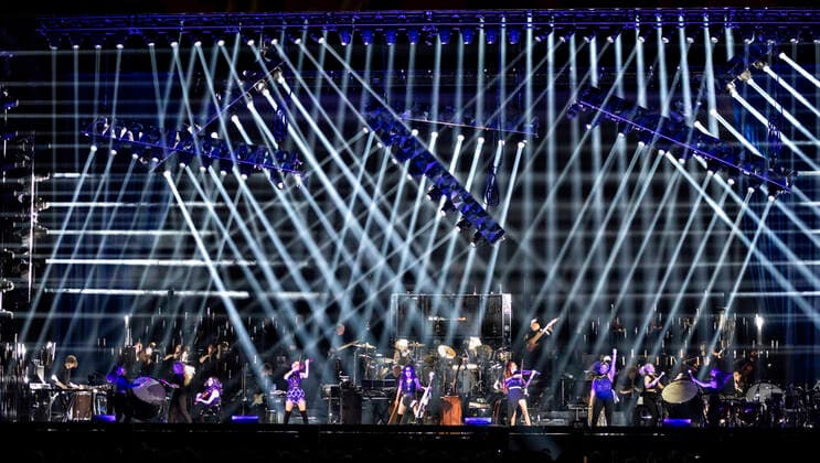 Den tyske Oscar-, Grammy- og Golden Globe-vindende komponist Hans Zimmer iklaedt Ukraines farver og sit delvist ukrainske orkester paa scenen i Royal Arena onsdag den 27. april 2022. Hans Zimmer har lavet musik til mere end 200 projekter, der sammenlagt har indtjent taet paa svimlende 200 mia. kr.. , Copenhagen Copyright: TorbenxChristensen TorbenxChristensenx COP10686 spdk20220428-010119-L