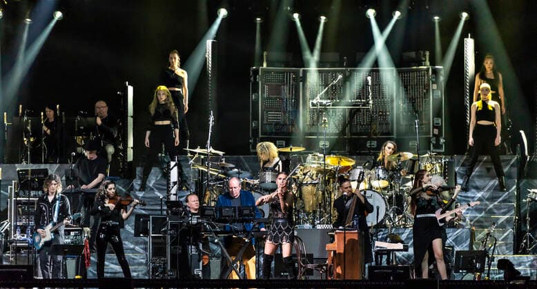 Den tyske Oscar-, Grammy- og Golden Globe-vindende komponist Hans Zimmer iklaedt Ukraines farver og sit delvist ukrainske orkester paa scenen i Royal Arena onsdag den 27. april 2022. Hans Zimmer har lavet musik til mere end 200 projekter, der sammenlagt har indtjent taet paa svimlende 200 mia. kr.. , Copenhagen Copyright: TorbenxChristensen TorbenxChristensenx COP10686 spdk20220428-010124-L