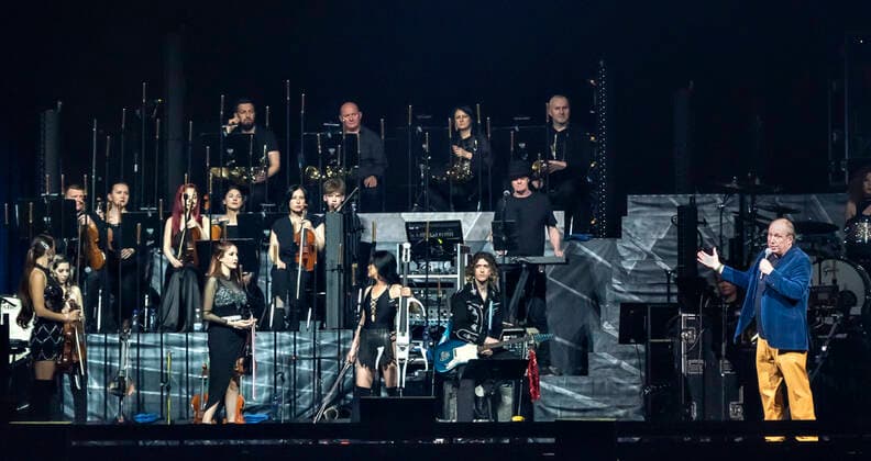 Den tyske Oscar-, Grammy- og Golden Globe-vindende komponist Hans Zimmer iklaedt Ukraines farver og sit delvist ukrainske orkester paa scenen i Royal Arena onsdag den 27. april 2022. Hans Zimmer har lavet musik til mere end 200 projekter, der sammenlagt har indtjent taet paa svimlende 200 mia. kr.. , Copenhagen Copyright: TorbenxChristensen TorbenxChristensenx COP10686 spdk20220428-010138-L