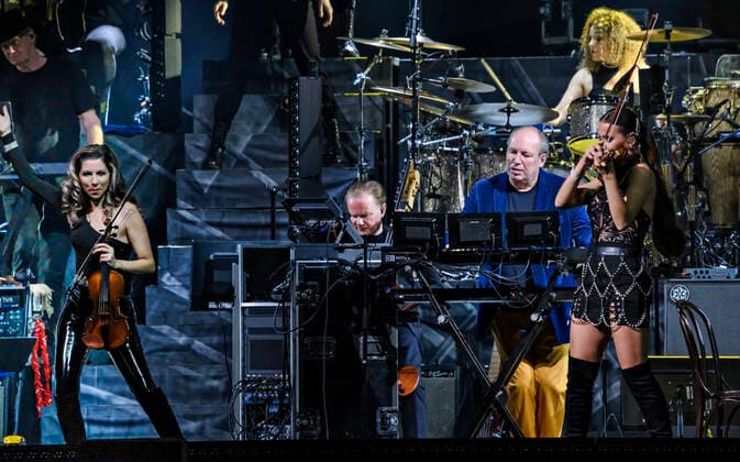 Den tyske Oscar-, Grammy- og Golden Globe-vindende komponist Hans Zimmer iklaedt Ukraines farver og sit delvist ukrainske orkester paa scenen i Royal Arena onsdag den 27. april 2022. Hans Zimmer har lavet musik til mere end 200 projekter, der sammenlagt har indtjent taet paa svimlende 200 mia. kr.. , Copenhagen Copyright: TorbenxChristensen TorbenxChristensenx COP10686 spdk20220428-010151-L