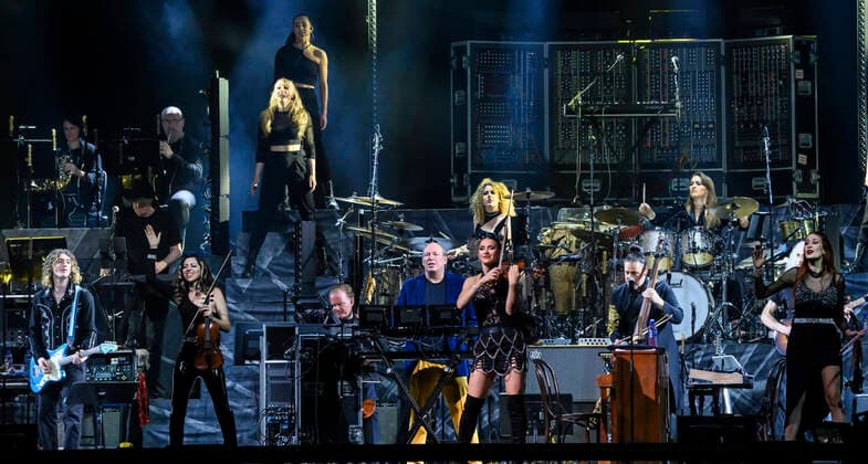 Den tyske Oscar-, Grammy- og Golden Globe-vindende komponist Hans Zimmer iklaedt Ukraines farver og sit delvist ukrainske orkester paa scenen i Royal Arena onsdag den 27. april 2022. Hans Zimmer har lavet musik til mere end 200 projekter, der sammenlagt har indtjent taet paa svimlende 200 mia. kr.. , Copenhagen Copyright: TorbenxChristensen TorbenxChristensenx COP10686 spdk20220428-010156-L