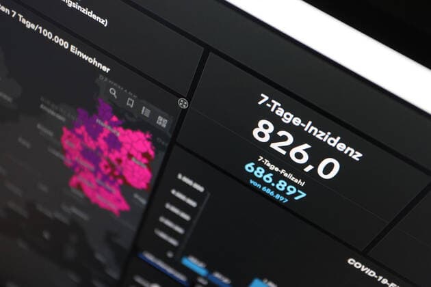 Dashboard des RKI, die 7-Tage-Inzidenz liegt nun bei 826,0 7-Tage-Inzidenz, Dashboard des RKI auf einem Monitor am 28.04.2022 in Siegen Deutschland.