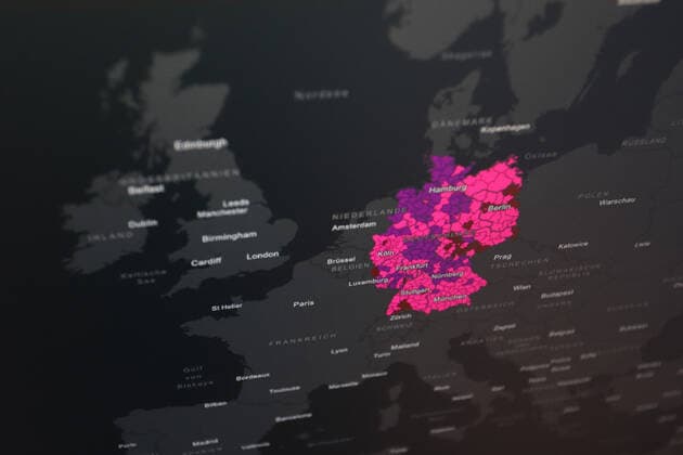 Dashboard des RKI, die 7-Tage-Inzidenz liegt nun bei 826,0 7-Tage-Inzidenz, Dashboard des RKI auf einem Monitor am 28.04.2022 in Siegen Deutschland.