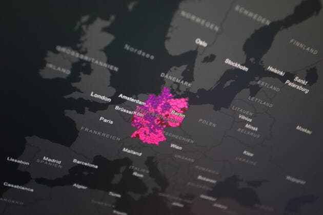 Dashboard des RKI, die 7-Tage-Inzidenz liegt nun bei 826,0 7-Tage-Inzidenz, Dashboard des RKI auf einem Monitor am 28.04.2022 in Siegen Deutschland.