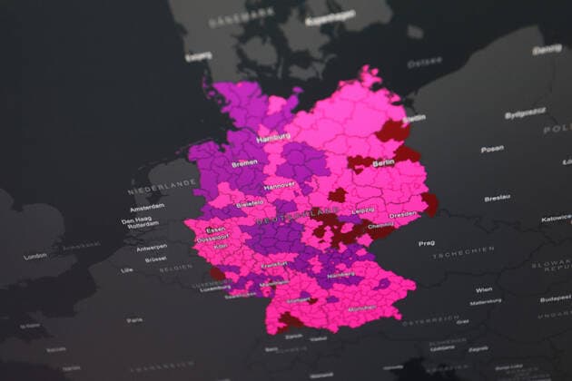 Dashboard des RKI, die 7-Tage-Inzidenz liegt nun bei 826,0 7-Tage-Inzidenz, Dashboard des RKI auf einem Monitor am 28.04.2022 in Siegen Deutschland.