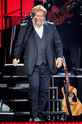 Howard Carpendale live bei einem Konzert seiner 50 Jahre - Die Show meines Lebens -Tour in der Swiss Life Hall. Hannover, 27.04.2022