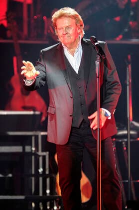 Howard Carpendale live bei einem Konzert seiner 50 Jahre - Die Show meines Lebens -Tour in der Swiss Life Hall. Hannover, 27.04.2022