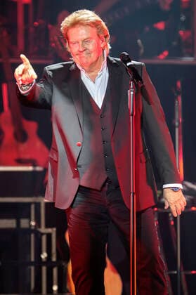 Howard Carpendale live bei einem Konzert seiner 50 Jahre - Die Show meines Lebens -Tour in der Swiss Life Hall. Hannover, 27.04.2022
