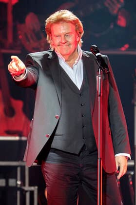 Howard Carpendale live bei einem Konzert seiner 50 Jahre - Die Show meines Lebens -Tour in der Swiss Life Hall. Hannover, 27.04.2022