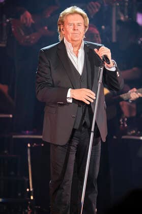 Howard Carpendale live bei einem Konzert seiner 50 Jahre - Die Show meines Lebens -Tour in der Swiss Life Hall. Hannover, 27.04.2022