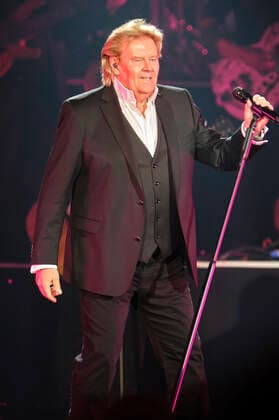 Howard Carpendale live bei einem Konzert seiner 50 Jahre - Die Show meines Lebens -Tour in der Swiss Life Hall. Hannover, 27.04.2022