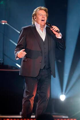 Howard Carpendale live bei einem Konzert seiner 50 Jahre - Die Show meines Lebens -Tour in der Swiss Life Hall. Hannover, 27.04.2022