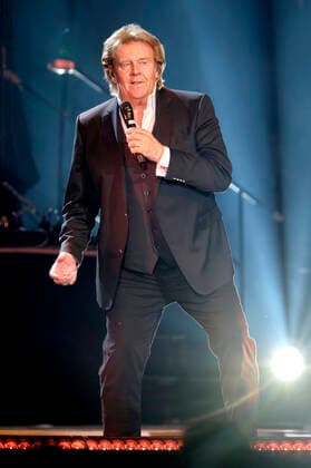 Howard Carpendale live bei einem Konzert seiner 50 Jahre - Die Show meines Lebens -Tour in der Swiss Life Hall. Hannover, 27.04.2022