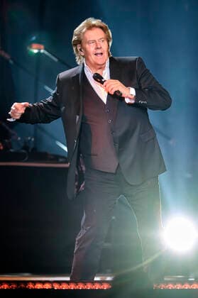 Howard Carpendale live bei einem Konzert seiner 50 Jahre - Die Show meines Lebens -Tour in der Swiss Life Hall. Hannover, 27.04.2022