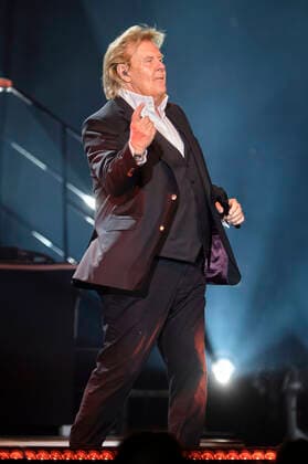 Howard Carpendale live bei einem Konzert seiner 50 Jahre - Die Show meines Lebens -Tour in der Swiss Life Hall. Hannover, 27.04.2022