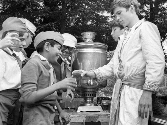 CHILDREN SAMOVAR 75598 01.08.1977 Indian children drinking tea from a samovar for the first time at the Young Pioneer camp Artek. Vladimir Fedorenko Sputnik Ukraine  Copyright: xVladimirxFedorenkox