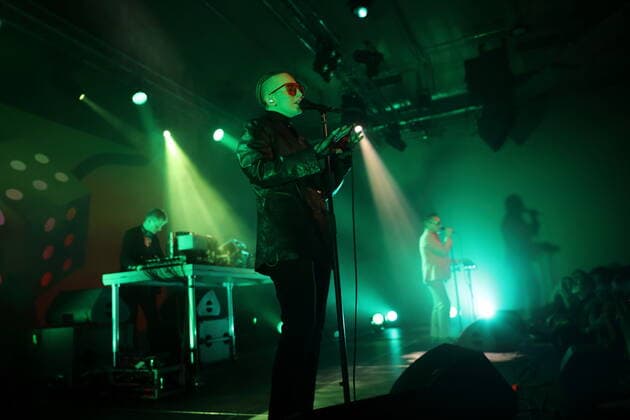 Birgir Biggi Veira Porarinsson, Margret Ran Magnusdottir und Daniel Agust Haraldsson, v.l., von der Band GusGus bei einem Konzert in der Betonhalle im Silent Green in Berlin, 27. April 2022. GusGus Konzert Berlin