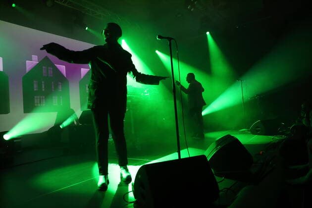 Margret Ran Magnusdottir und Daniel Agust Haraldsson von der Band GusGus bei einem Konzert in der Betonhalle im Silent Green in Berlin, 27. April 2022. GusGus Konzert Berlin