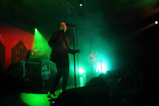 Birgir Biggi Veira Porarinsson, Margret Ran Magnusdottir und Daniel Agust Haraldsson, v.l., von der Band GusGus bei einem Konzert in der Betonhalle im Silent Green in Berlin, 27. April 2022. GusGus Konzert Berlin