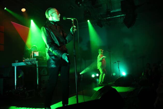 Birgir Biggi Veira Porarinsson, Margret Ran Magnusdottir und Daniel Agust Haraldsson, v.l., von der Band GusGus bei einem Konzert in der Betonhalle im Silent Green in Berlin, 27. April 2022. GusGus Konzert Berlin